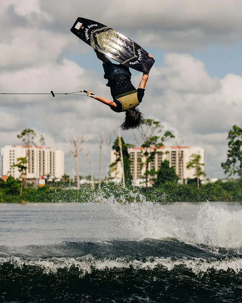 Liquid Force Bullox Wakeboard w/ Tao 6X Boots Package